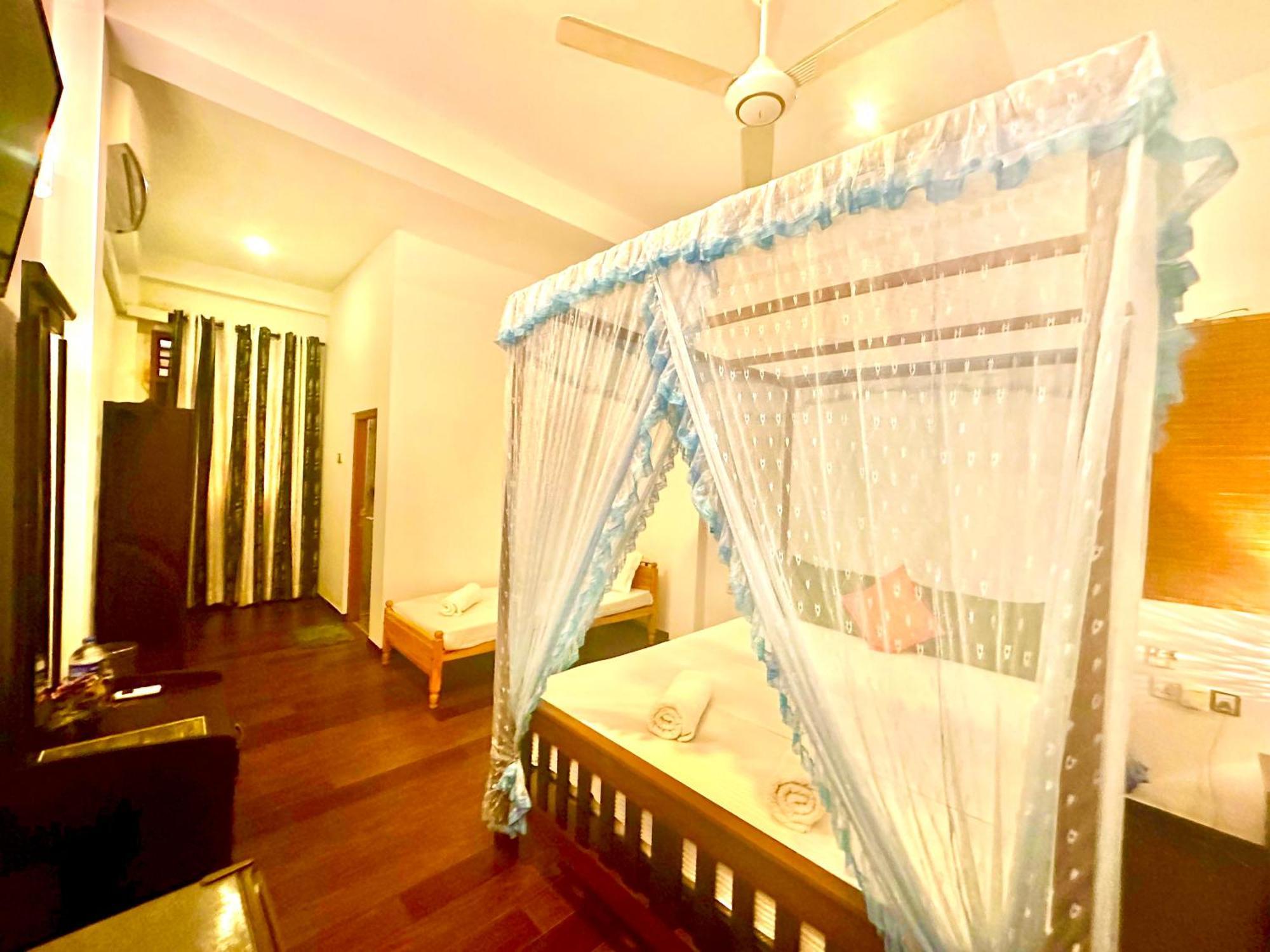 St Claire'S Green Negombo Hotel & Hostels Bagian luar foto